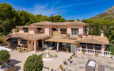 Magnificent property with a lot of privacy and dreamlike outdoor areas