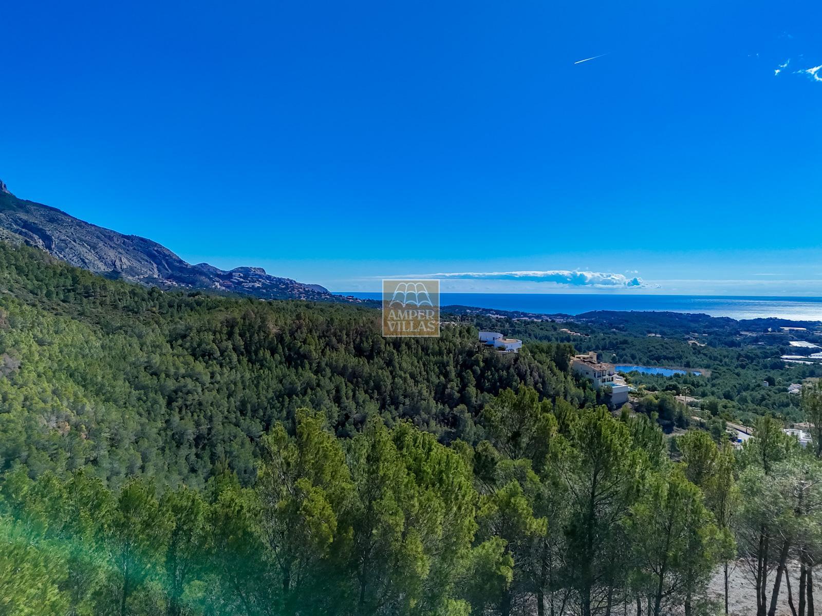 Urban plot with beautiful sea views.