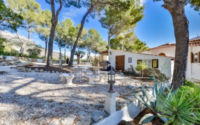 Villa, recently renovated, with guest apartment and stunning sea and mountain views.