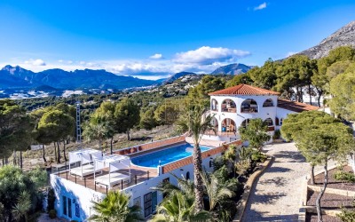 Villa, recently renovated, with guest apartment and stunning sea and mountain views.