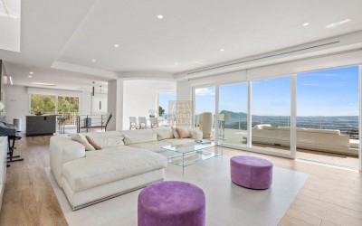 DESIGNER VILLA WITH SPECTACULAR SEA VIEWS