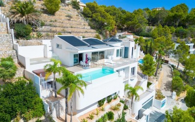 DESIGNER VILLA WITH SPECTACULAR SEA VIEWS