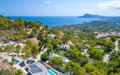 DESIGNER VILLA WITH SPECTACULAR SEA VIEWS