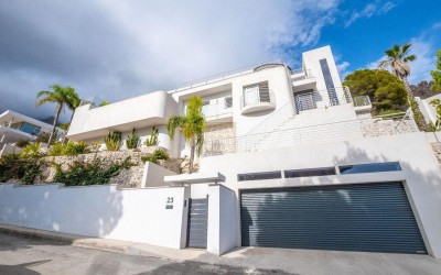 DESIGNER VILLA WITH SPECTACULAR SEA VIEWS