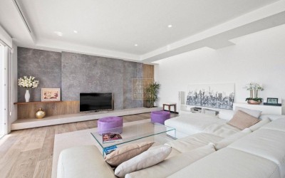 DESIGNER VILLA WITH SPECTACULAR SEA VIEWS