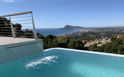 DESIGNER VILLA WITH SPECTACULAR SEA VIEWS