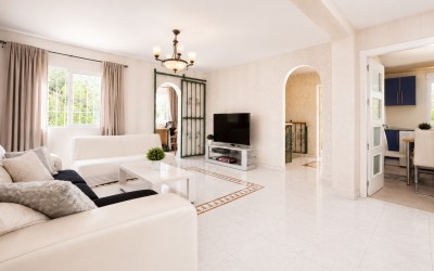 A lovely villa with beautiful terraces and a swimming pool in La Nucia.